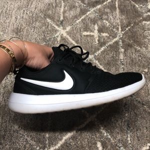 Nike women’s tennis shoes